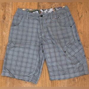 Lululemon men’s wet dry cargo shorts sz 36 in black/white.